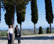 Brunetta e Riondino tra i cipressi, sulla strada tra Gambassi Terme e San Gimignano (13648 bytes)